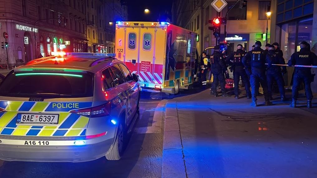 Před obchodním centrem v Praze došlo na nože. Dva mladíci skončili v nemocnici